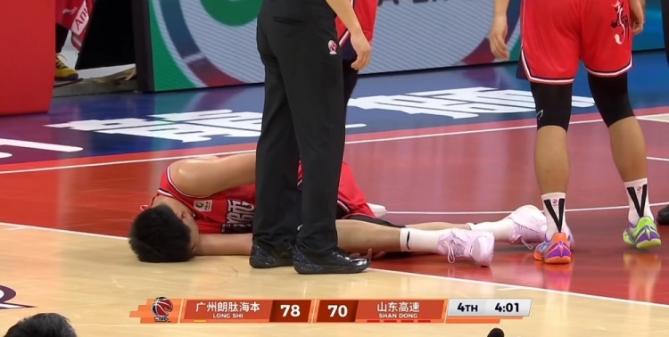 升级了！徐昕被克里斯撞到肋部痛苦倒地 裁判回看后吹克里斯违体