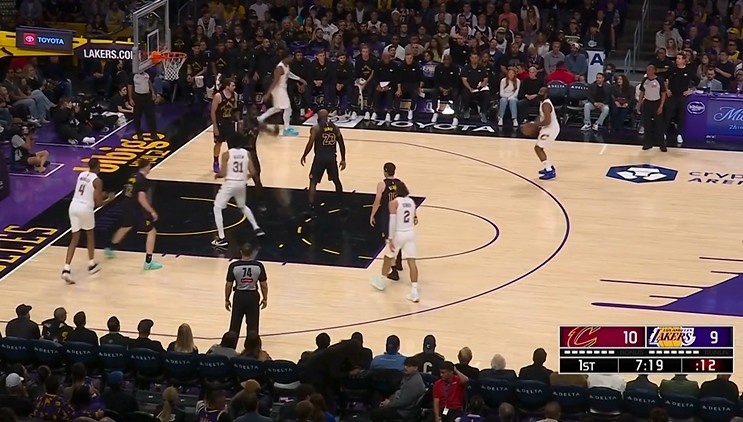 外线不设防？哈登侧翼接球 大空位三分调整后稳稳命中